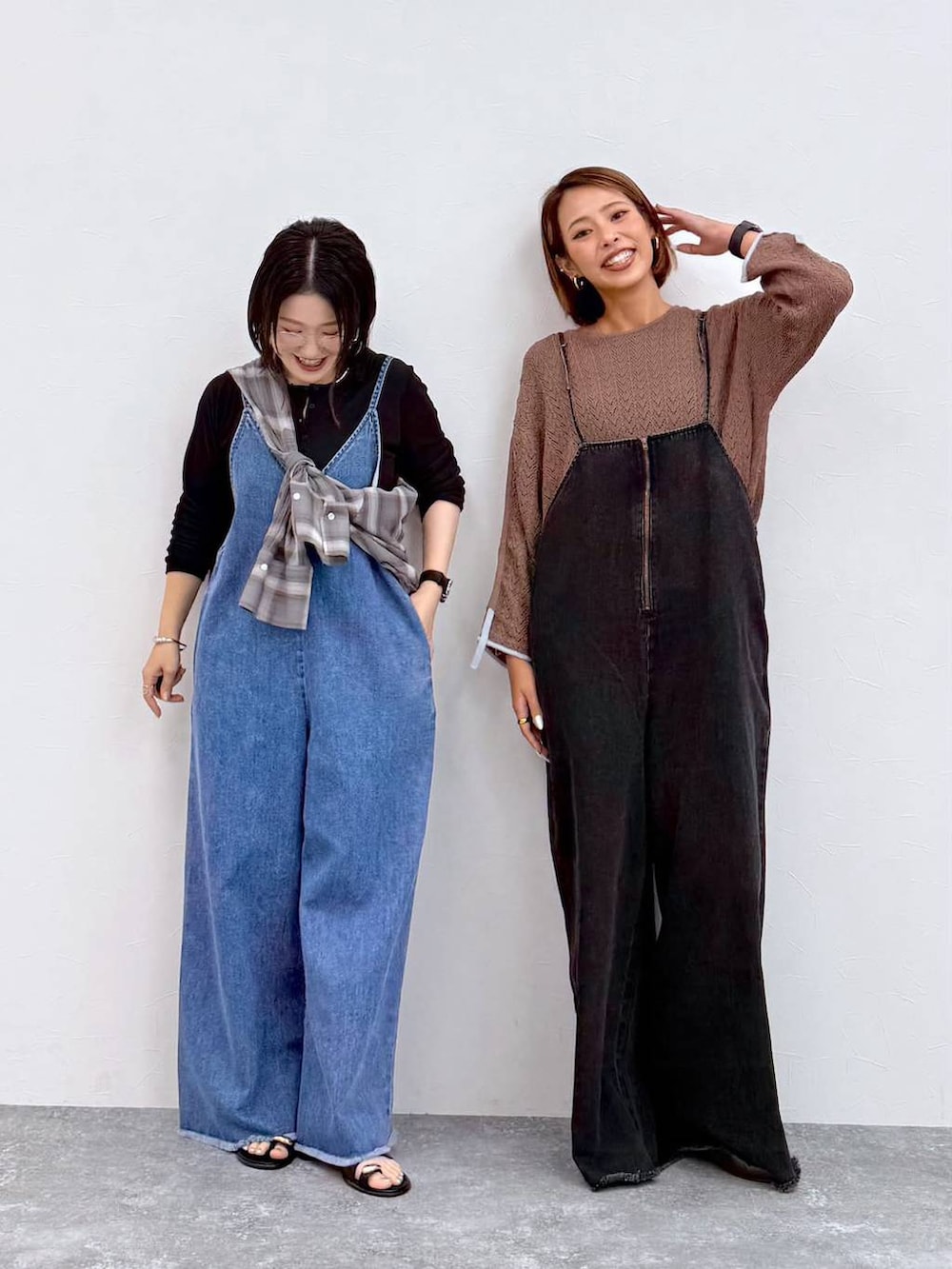 ブラック系のTシャツ/カットソー、ブラック系のサンダル、ブラック系のシャツ/ブラウスを着用したレディースの夏コーディネートの3枚目の写真