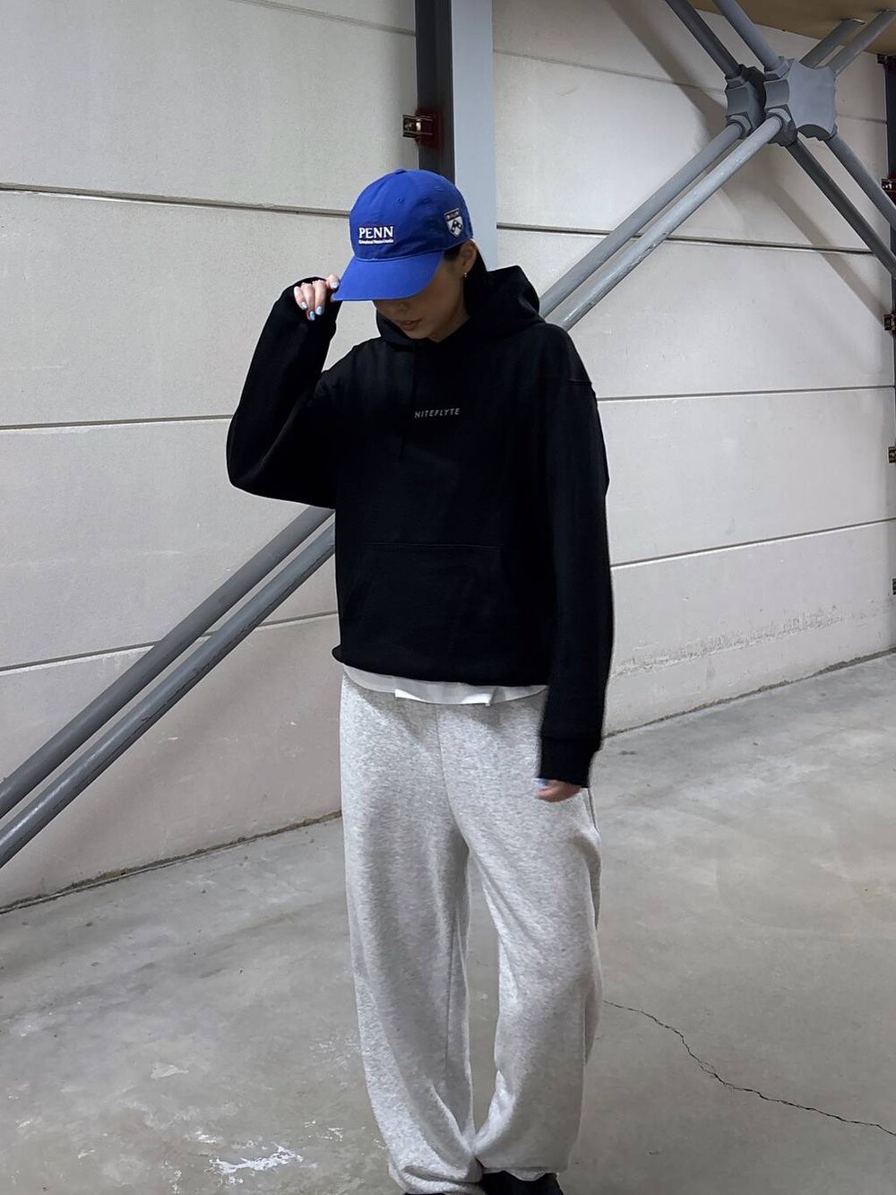 ホワイト系のTシャツ/カットソー、ブラック系のTシャツ/カットソー、ブルー系のハットを着用したレディースの冬コーディネートの2枚目の写真