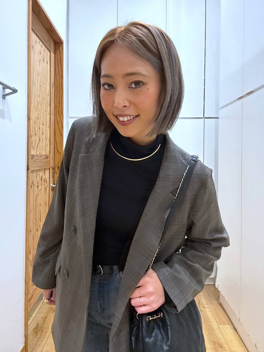 ブラック系のトートバッグ、ブラック系のTシャツ/カットソー、ブラック系のブーツを着用したレディースの秋コーディネートの9枚目の写真