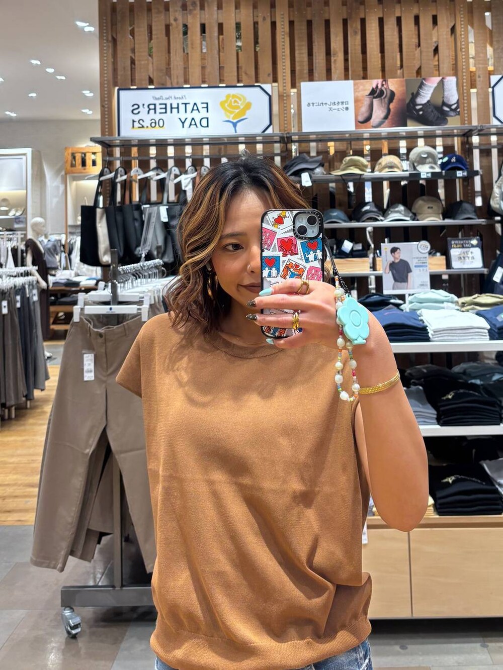 ブラウン系のTシャツ/カットソーを着用したレディースの夏コーディネートの6枚目の写真