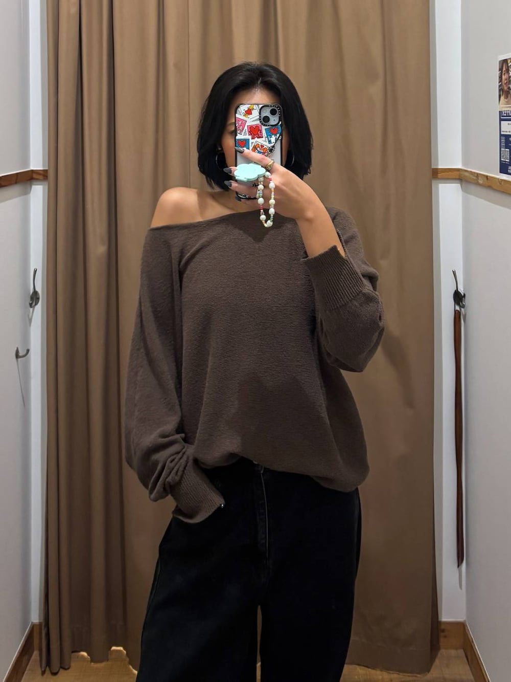 グリーン系のニット/セーターを着用したレディースの秋コーディネートの2枚目の写真