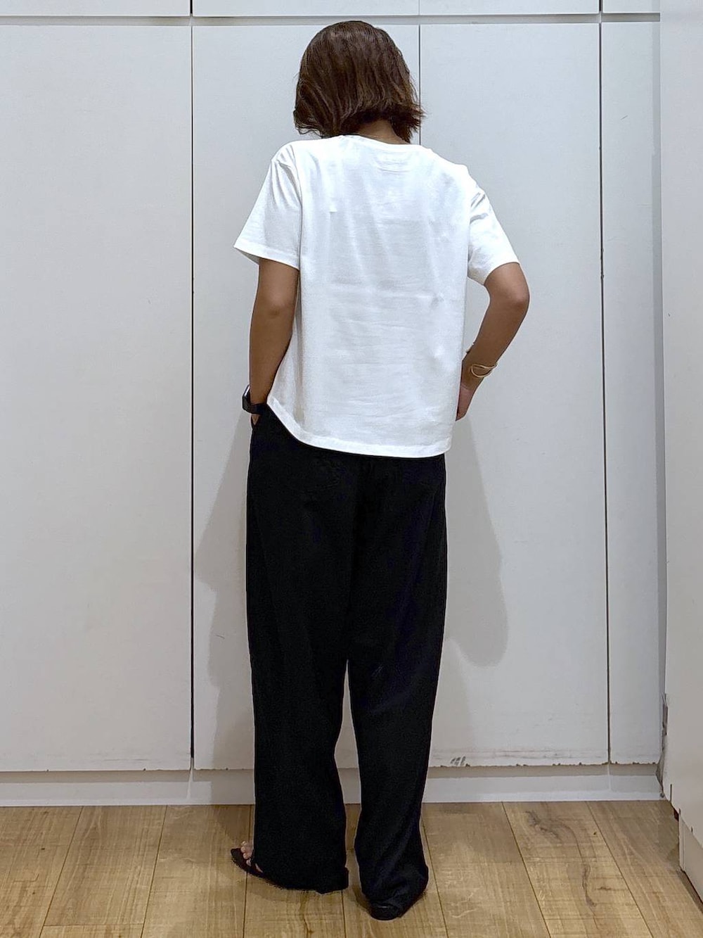 ホワイト系のTシャツ/カットソー、グリーン系のその他パンツ、ブラック系のサンダルを着用したレディースの夏コーディネートの4枚目の写真
