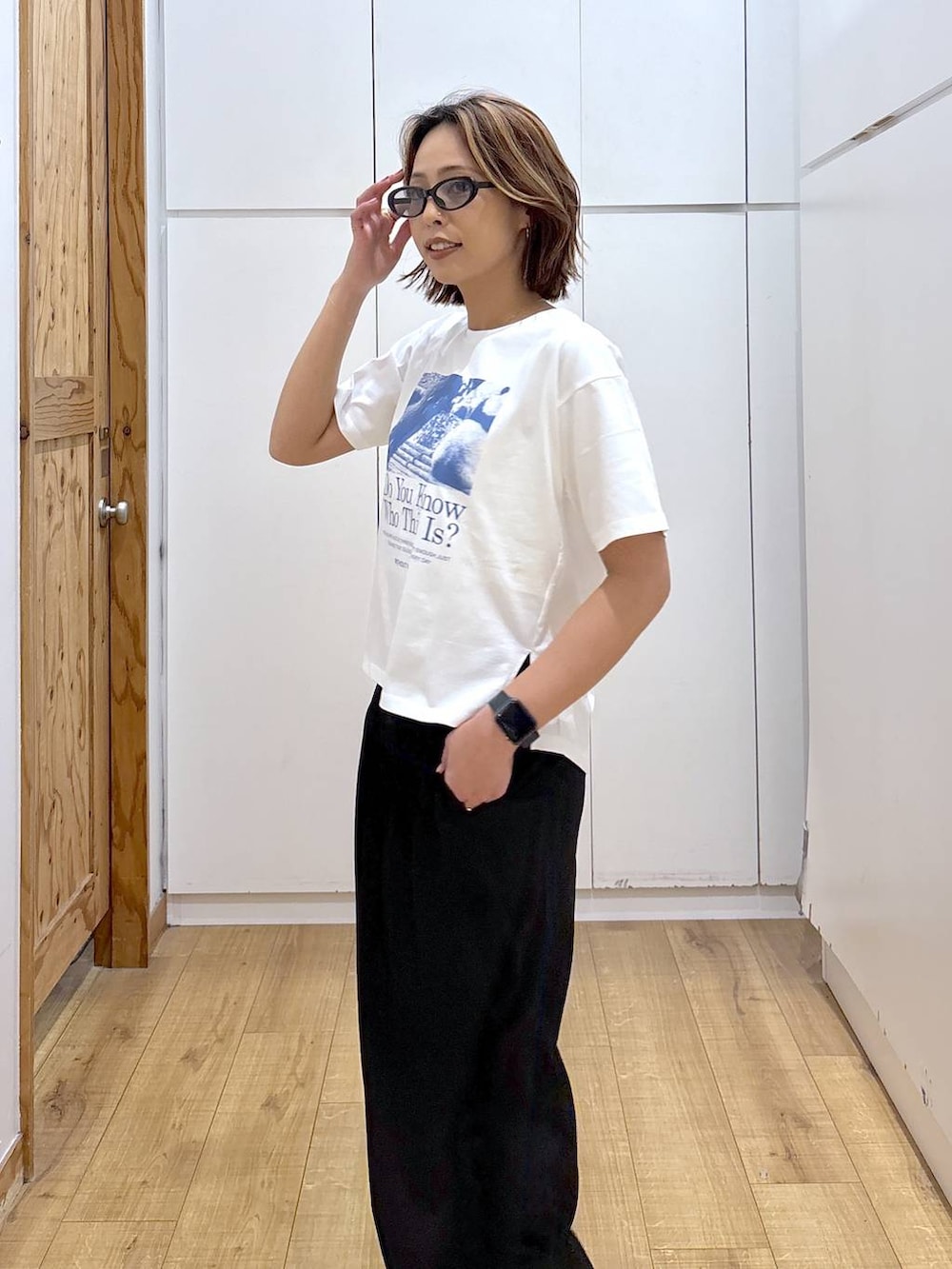 ピンク系のシャツ/ブラウス、ホワイト系のTシャツ/カットソー、ブラック系のその他パンツを着用したレディースの春コーディネートの5枚目の写真