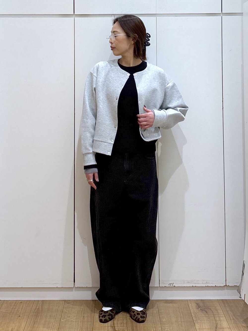 その他のパンプス、ブラック系のデニムパンツ、ブラック系のニット/セーターを着用したレディースの春コーディネートの3枚目の写真