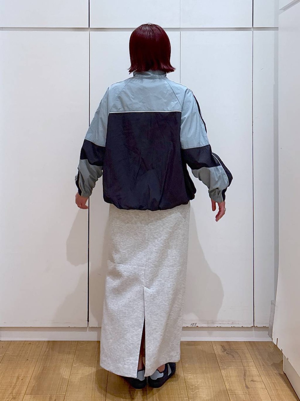 「体型カバー、高見え、高身長、ママコーデ、骨格ストレート、GLOBAL WORK、着痩せ・細見え」｜「GLOBAL WORKのエアかるクラシックスニーカー/135751（スニーカー、ブルー系）」を使った、ココさん（レディース・165cm）の春コーディネートの4枚目の写真