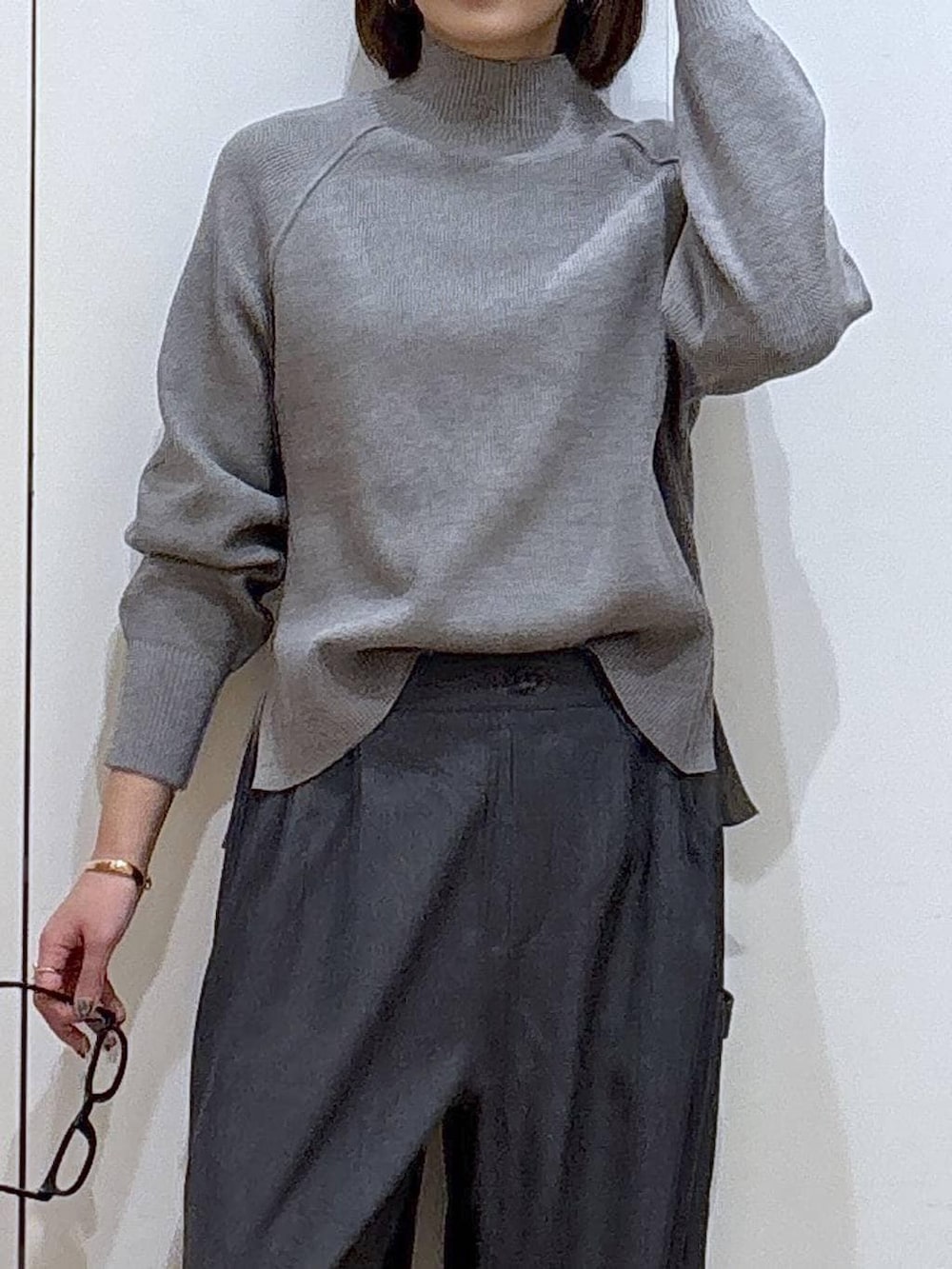 グレー系のニット/セーター、グレー系のその他パンツを着用したレディースの冬コーディネートの3枚目の写真