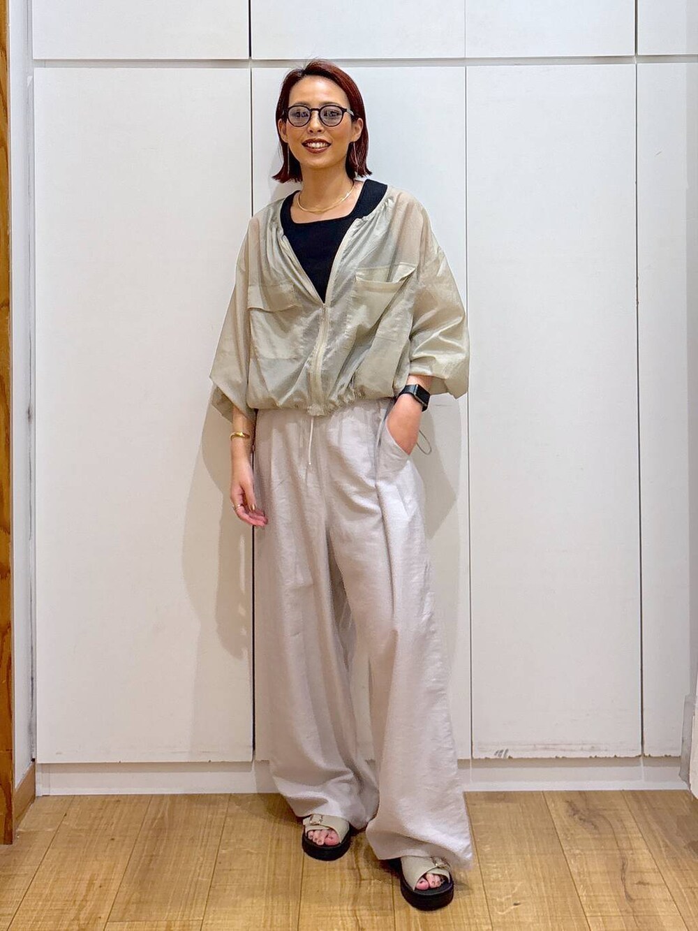 「体型カバー、高見え、高身長、ママコーデ、骨格ストレート、GLOBAL WORK、着痩せ・細見え」｜「GLOBAL WORKのBeauteeスクエアタンク/289845（タンクトップ、ブラック系）」を使った、ココさん（レディース・165cm）の春コーディネートの2枚目の写真