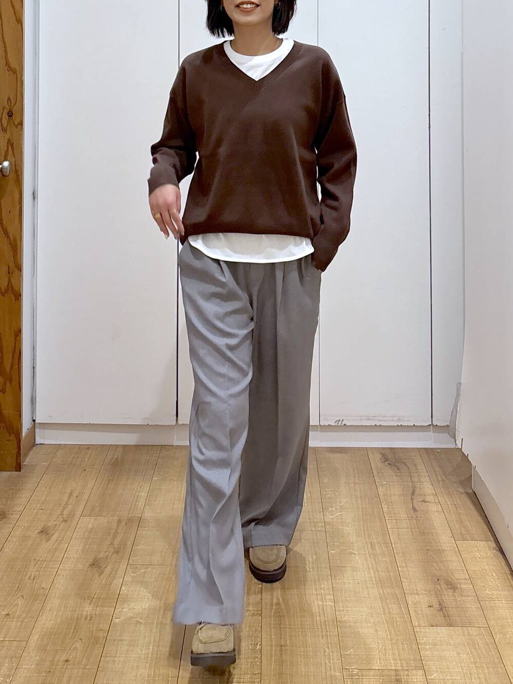 ブラウン系のテーラードジャケット、ブラック系のスウェット、ベージュ系のローファーを着用したレディースの秋コーディネートの4枚目の写真