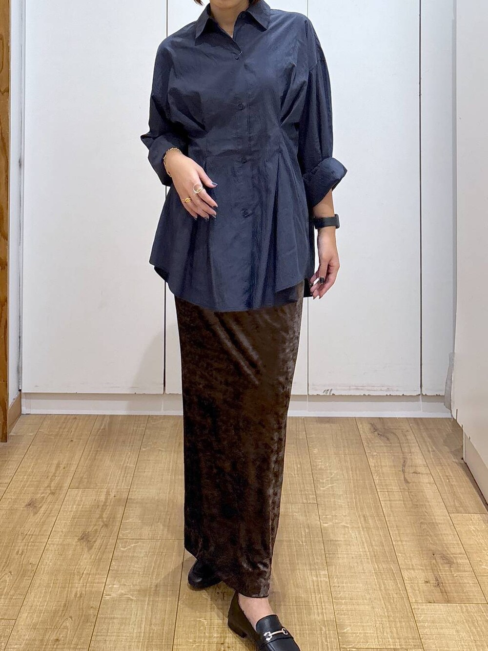 ブラック系のローファー、ブルー系のシャツ/ブラウスを着用したレディースの秋コーディネートの4枚目の写真