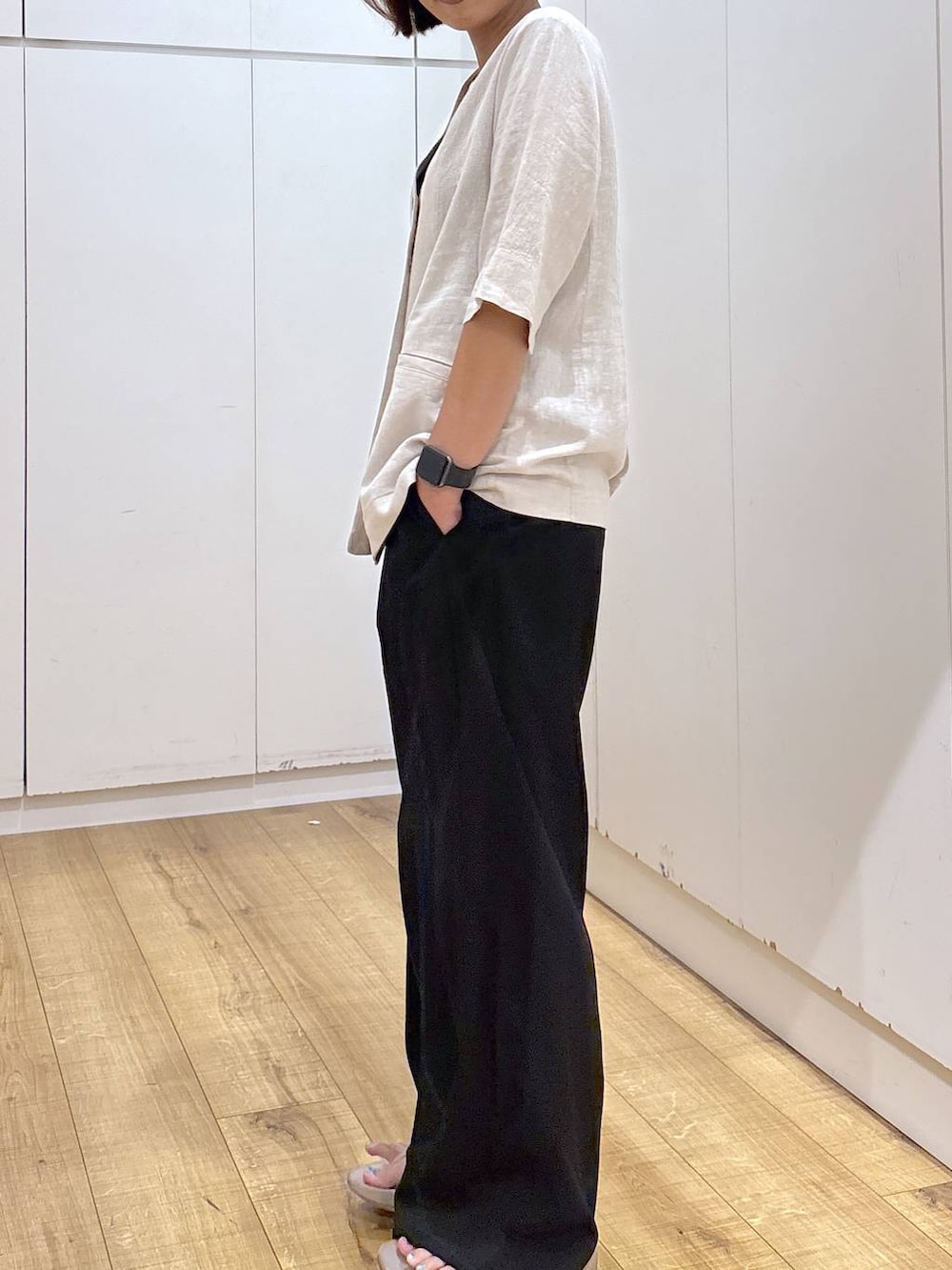 ブラック系のキャミソール、ベージュ系のノーカラージャケット、ブラック系のその他パンツを着用したレディースの夏コーディネートの3枚目の写真