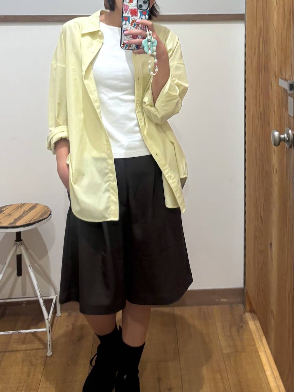 イエロー系のシャツ/ブラウス、ベージュ系のその他パンツを着用したレディースの春コーディネートの4枚目の写真