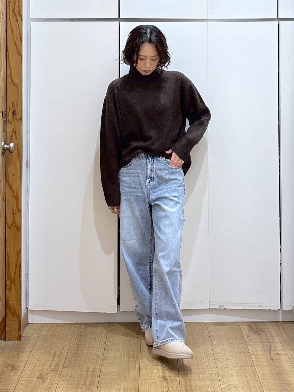 ブルー系のデニムパンツ、ブラウン系のニット/セーター、ブラウン系のテーラードジャケットを着用したレディースの冬コーディネートの8枚目の写真