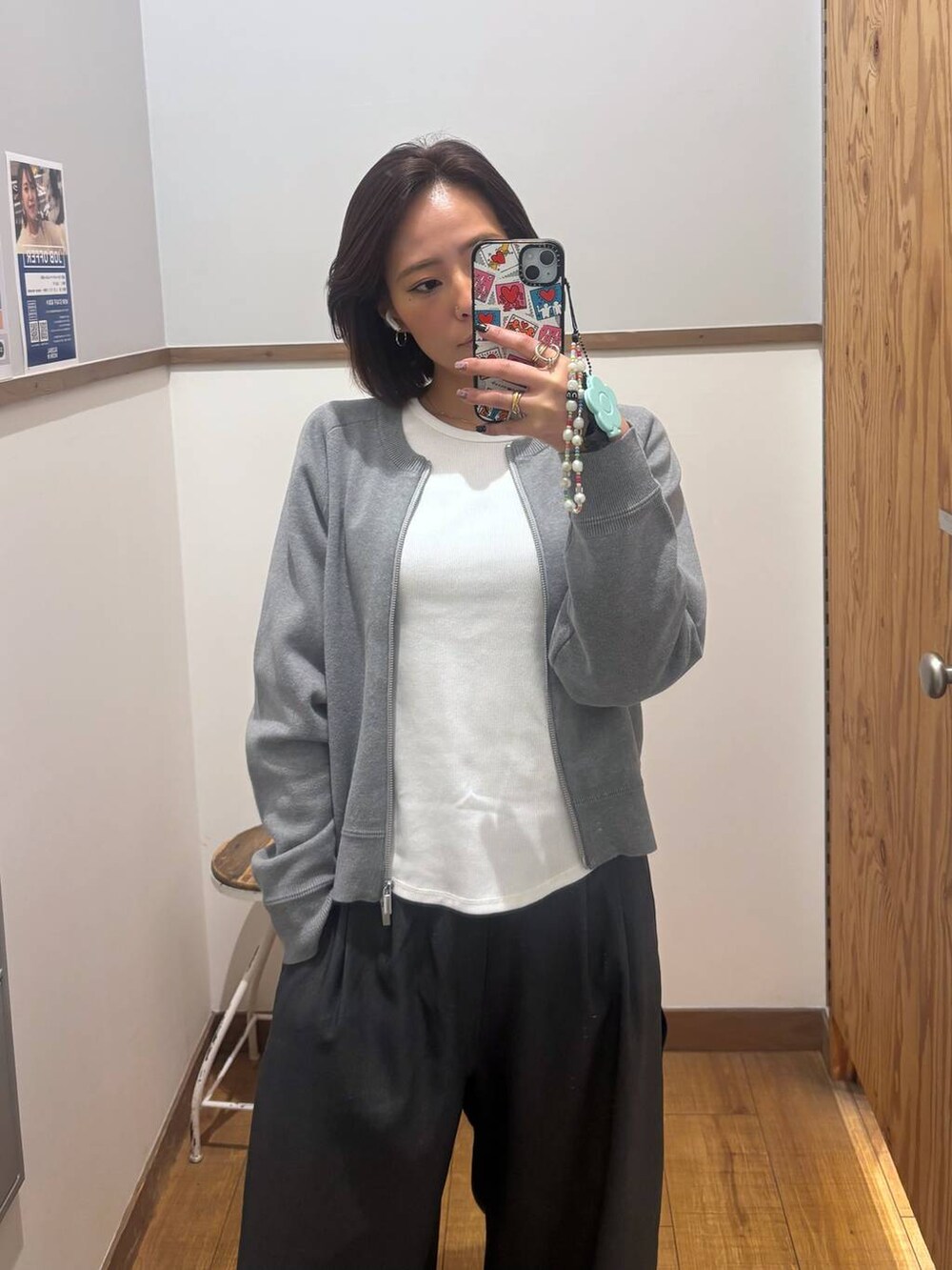 グレー系のその他パンツ、グレー系のカーディガン/ボレロ、シルバー系のピアス（両耳用）を着用したレディースの冬コーディネートの2枚目の写真