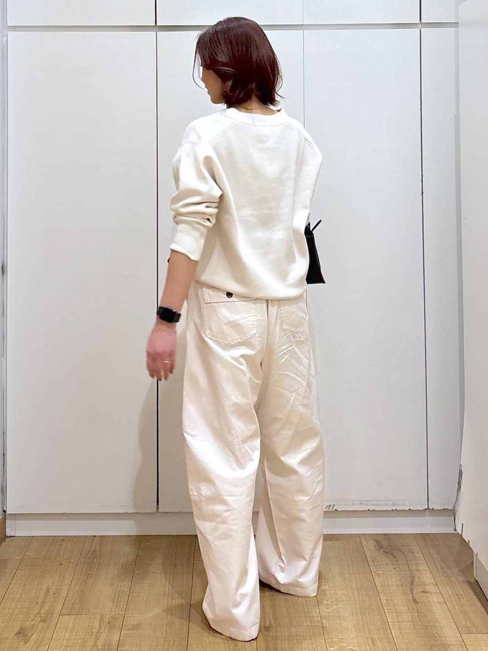 ブラック系のパンプス、ベージュ系のカーディガン/ボレロ、ブラック系のショルダーバッグを着用したレディースの春コーディネートの5枚目の写真