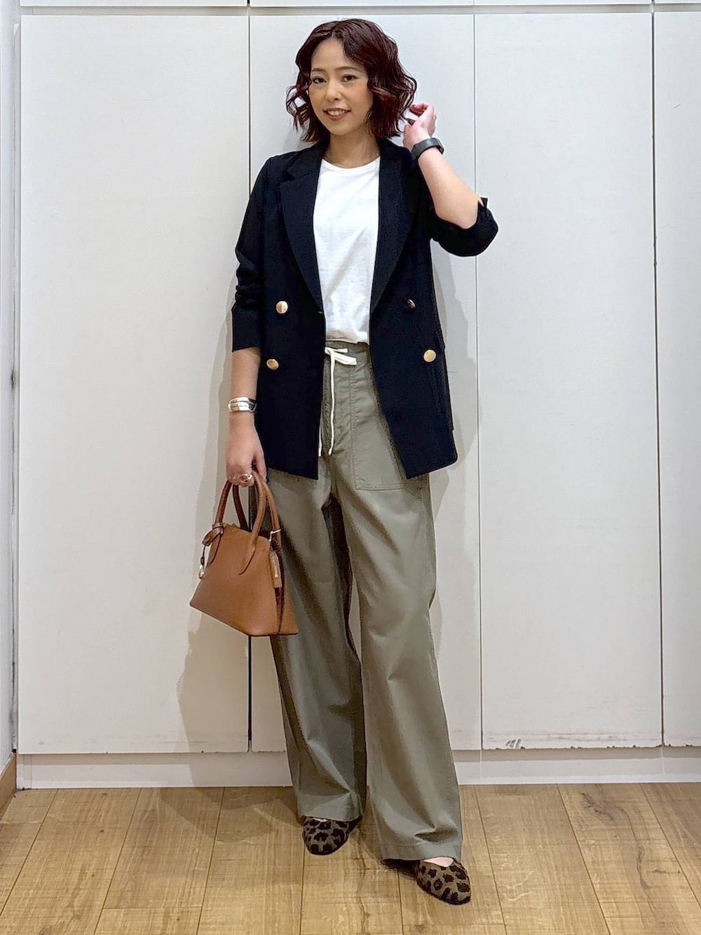 その他のパンプス、ブラウン系のショルダーバッグ、ブルー系のテーラードジャケットを着用したレディースの春コーディネートの2枚目の写真