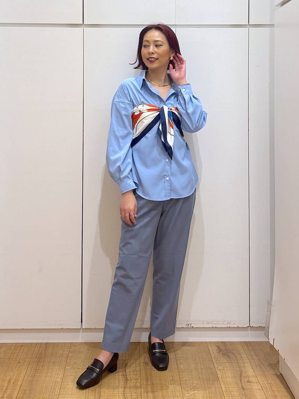 「体型カバー、高見え、高身長、ママコーデ、骨格ストレート、GLOBAL WORK、着痩せ・細見え」|「GLOBAL WORKのウツクシルエットテーパードパンツ/133595(その他パンツ、ブルー系)」を使った、ココさん(レディース・165cm)の春コーディネートの4枚目の写真