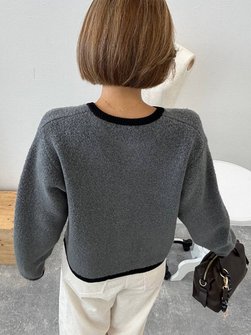 ホワイト系のその他パンツ、グレー系のノーカラージャケット、ブラウン系のボストンバッグを着用したレディースの秋コーディネートの6枚目の写真