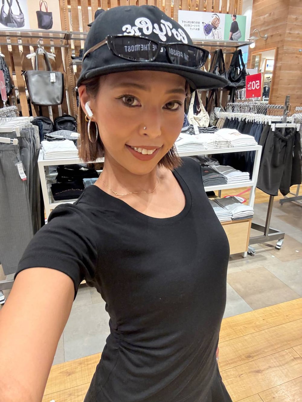 ブラック系のその他パンツ、ブラック系のサンダルを着用したレディースの夏コーディネートの5枚目の写真