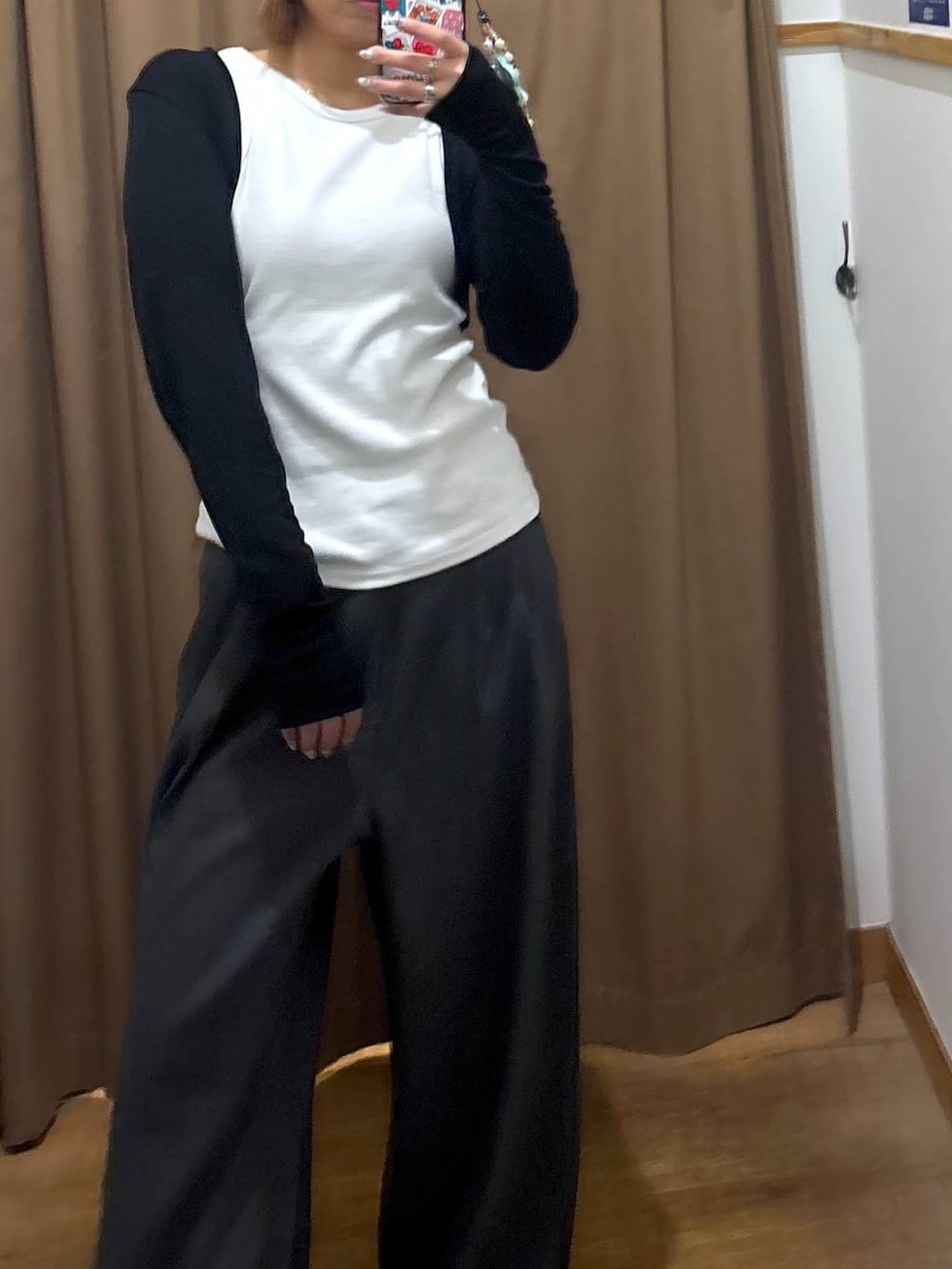 グレー系のその他パンツ、ブラック系のカーディガン/ボレロを着用したレディースの春コーディネートの3枚目の写真
