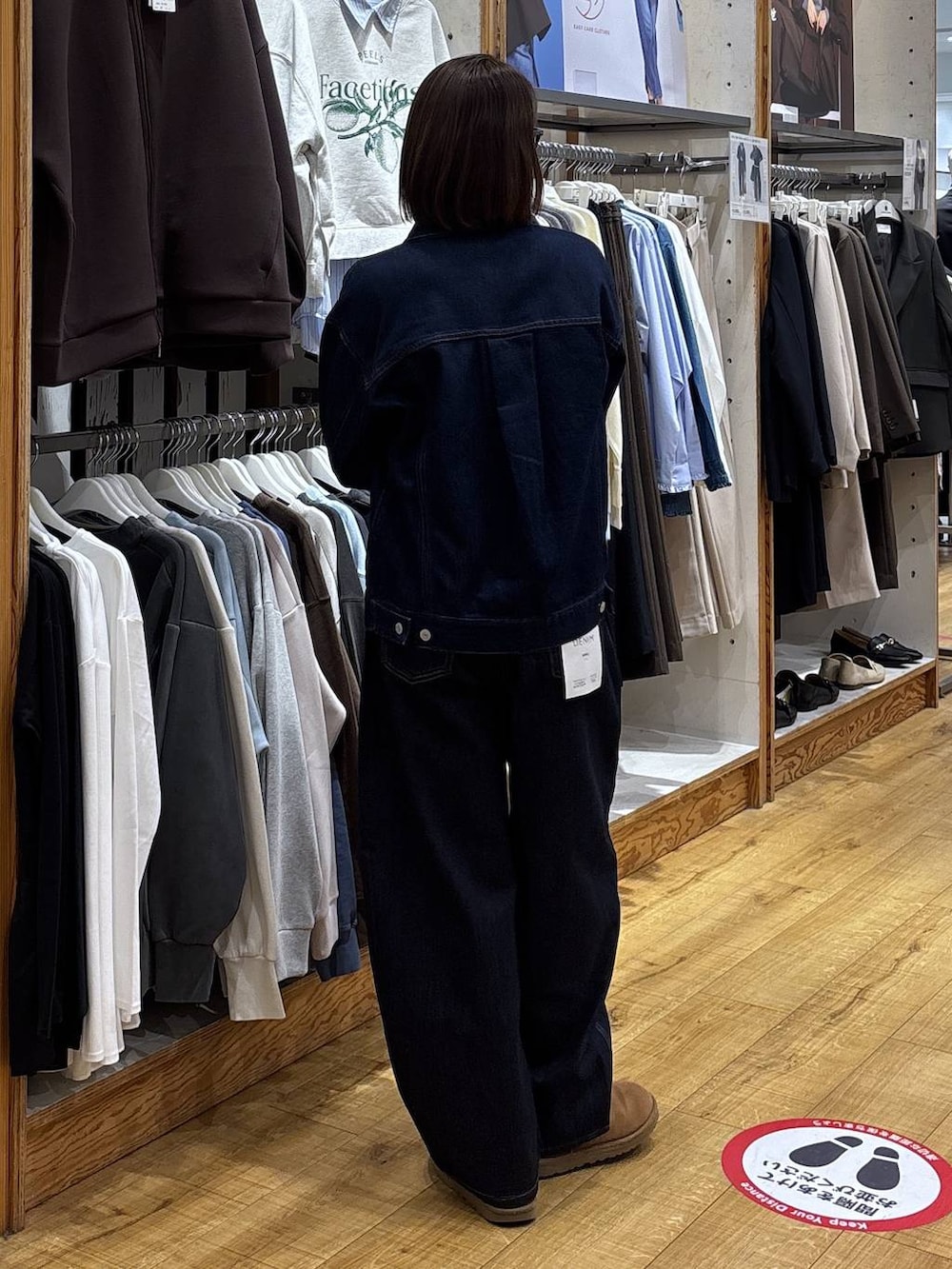 ブルー系のデニムパンツ、ブルー系のデニムジャケットを着用したレディースの冬コーディネートの5枚目の写真