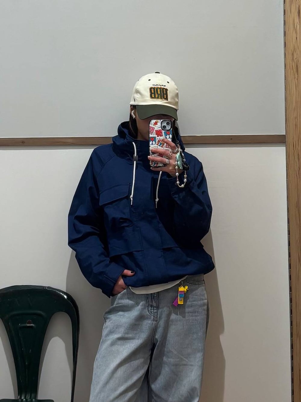 ブルー系のマウンテンパーカー、その他のキーホルダーを着用したレディースの冬コーディネートの3枚目の写真