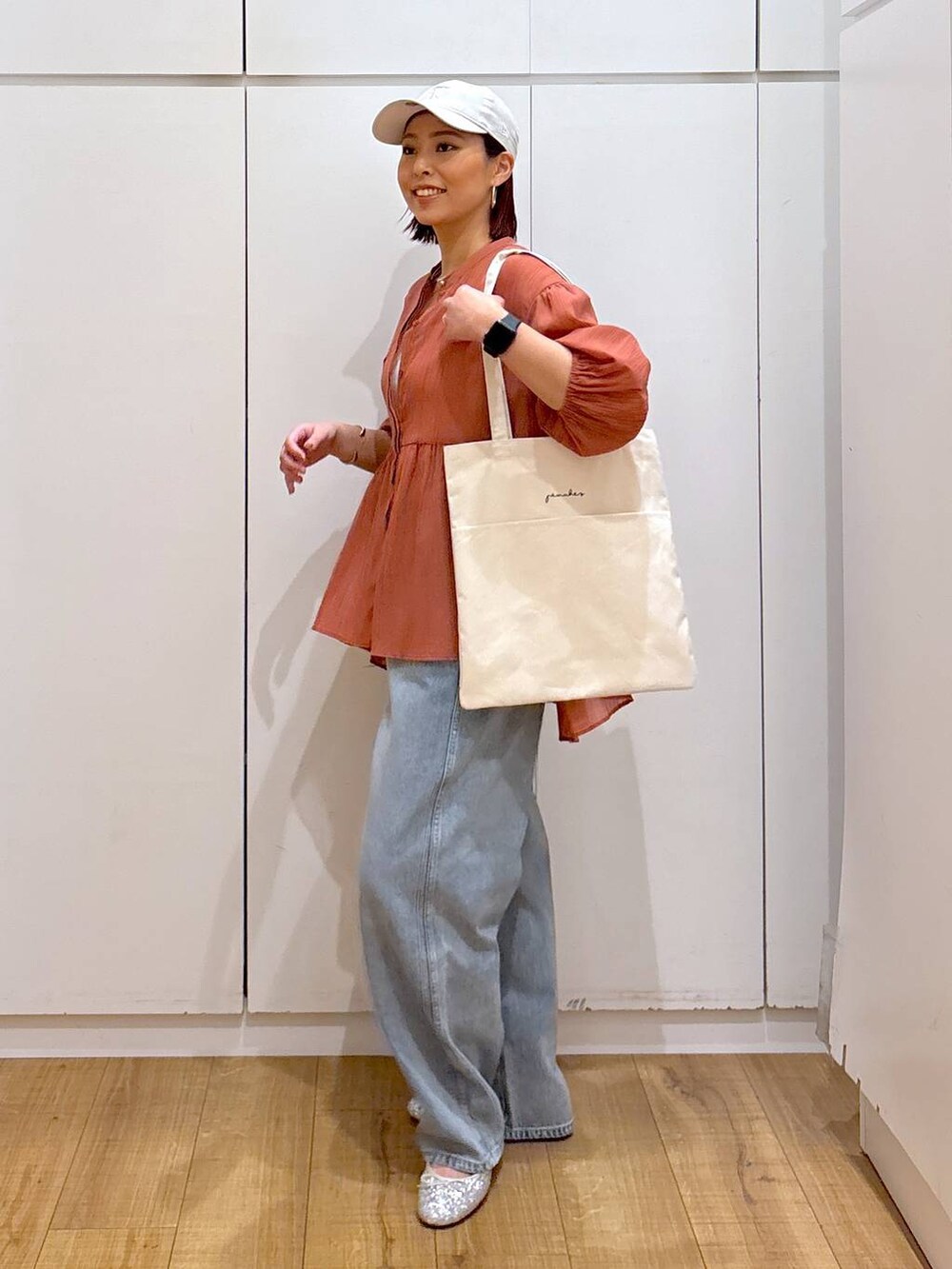 「体型カバー、高見え、高身長、ママコーデ、骨格ストレート、GLOBAL WORK、着痩せ・細見え」｜「GLOBAL WORKのGOODデニムバギーパンツ/118365（デニムパンツ、ブルー系）」を使った、ココさん（レディース・165cm）の春コーディネートの3枚目の写真