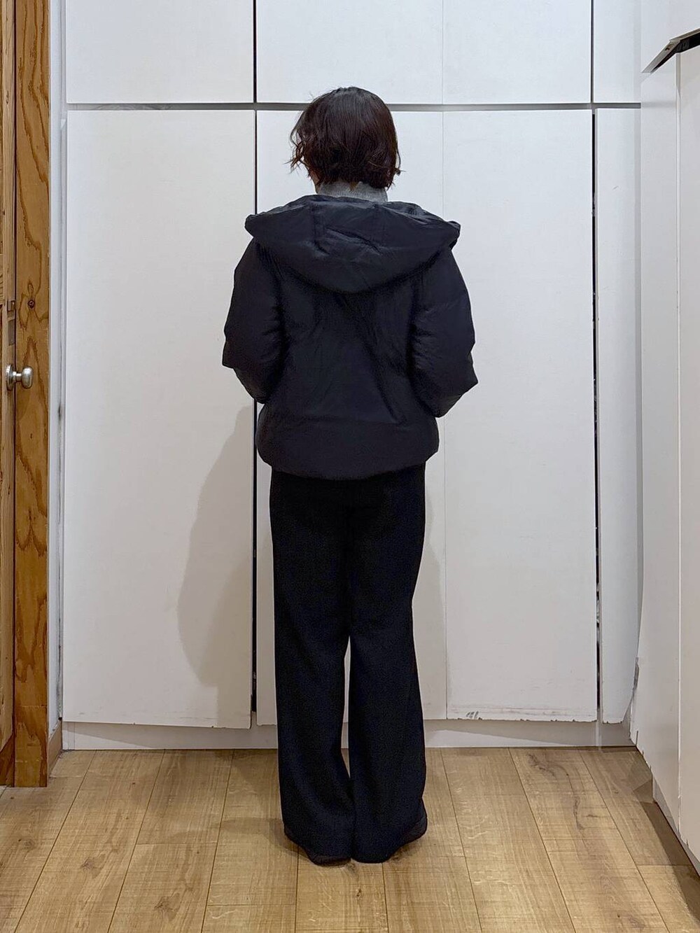 ブルー系のダウンジャケット/コート、グレー系のニット/セーター、ブラック系のその他パンツを着用したレディースの冬コーディネートの3枚目の写真