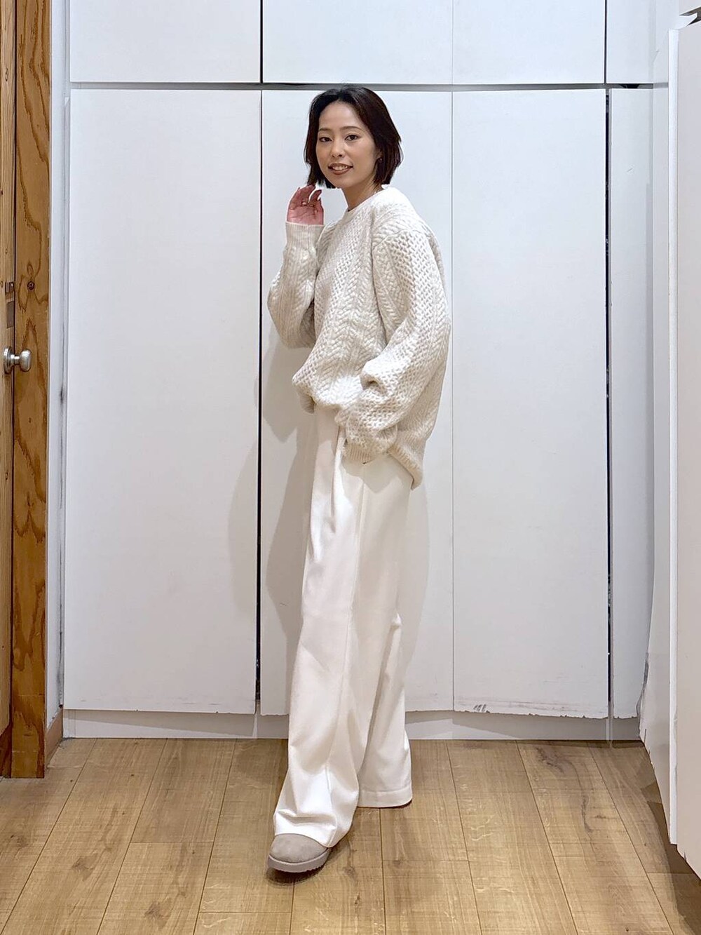 ホワイト系のニット/セーター、グレー系のその他パンツ、ベージュ系のブーツを着用したレディースの冬コーディネートの3枚目の写真