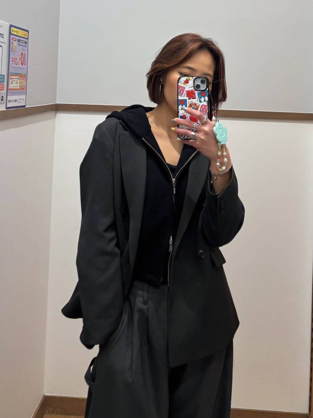 グレー系のテーラードジャケット、ブラック系のキャミソール、グレー系のその他パンツを着用したレディースの春コーディネートの2枚目の写真