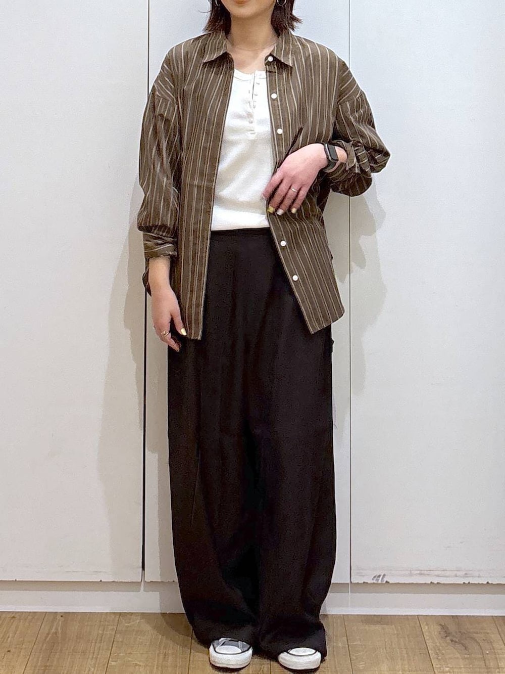 ブラウン系のシャツ/ブラウス、ブラウン系のその他パンツ、ホワイト系のタンクトップを着用したレディースの春コーディネートの2枚目の写真