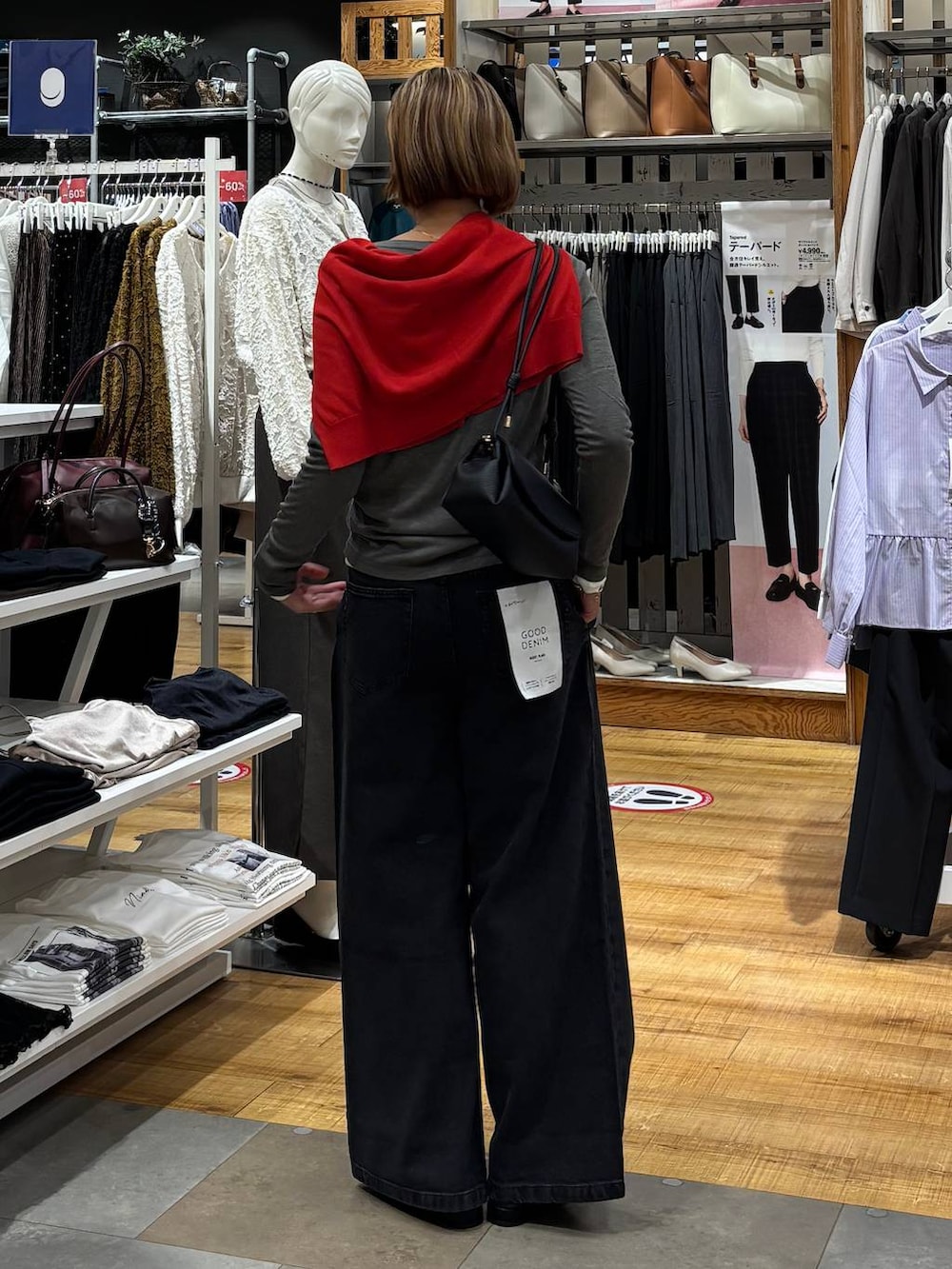 ブラック系のその他シューズ、レッド系のカーディガン/ボレロ、ホワイト系のTシャツ/カットソーを着用したレディースの秋コーディネートの4枚目の写真