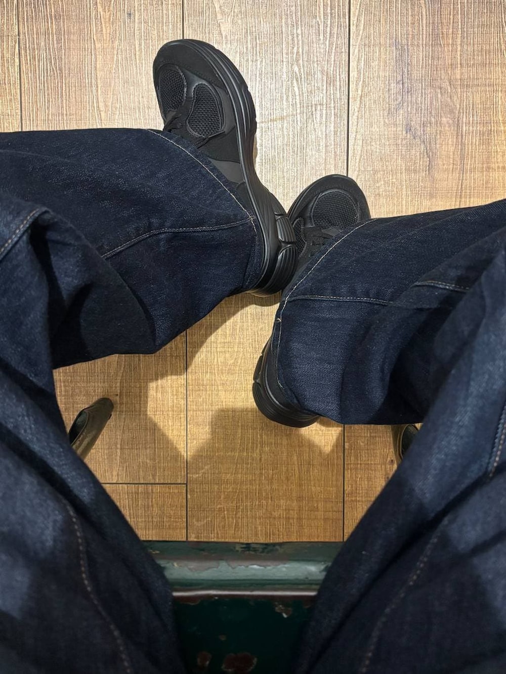 ブラック系のデニムパンツを着用したレディースの冬コーディネートの4枚目の写真