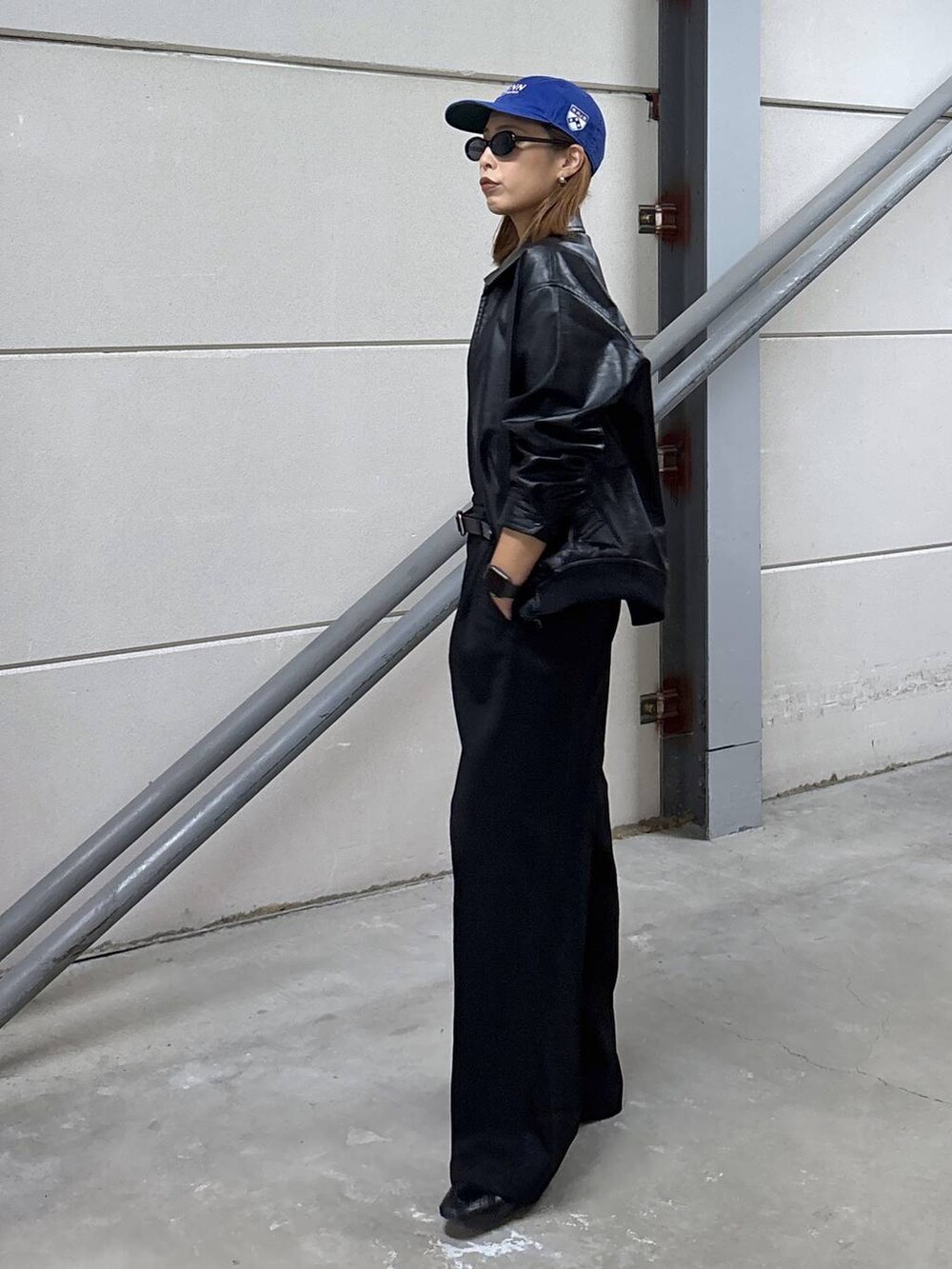 ブラック系のローファー、ブラック系のブルゾン、ブラック系のその他パンツを着用したレディースの秋コーディネートの3枚目の写真