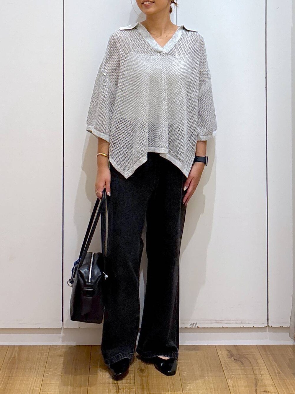 ブラック系のパンプス、ホワイト系のキャミソール、ブラック系のボストンバッグを着用したレディースの秋コーディネートの5枚目の写真