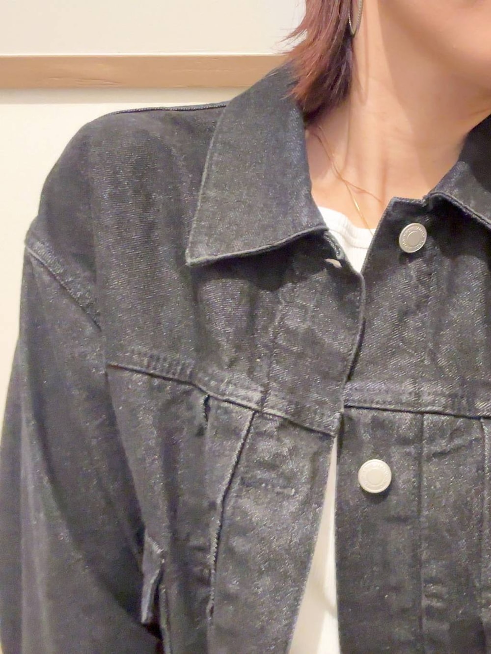 ブラック系のデニムジャケット、ブラック系のスウェットパンツ、ゴールド系のネックレスを着用したレディースの春コーディネートの7枚目の写真