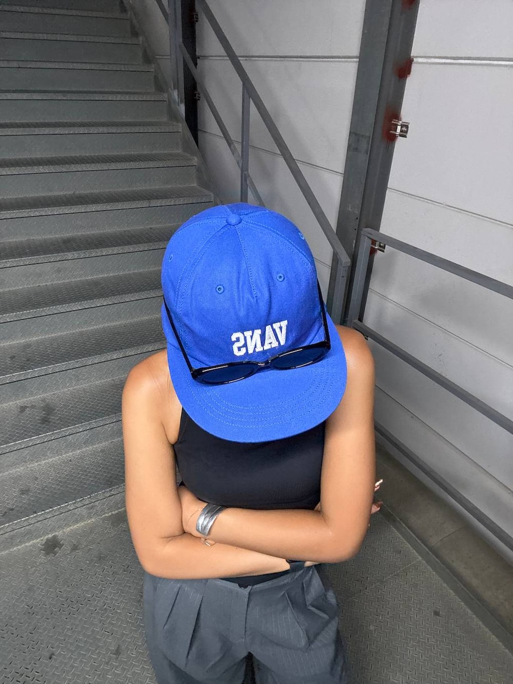 グレー系のその他パンツ、ブラック系のサンダルを着用したレディースの夏コーディネートの6枚目の写真