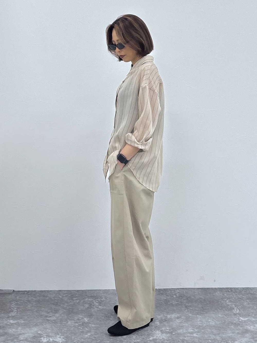 ブラック系のキャミソール、ベージュ系のその他パンツ、ブラック系のパンプスを着用したレディースの春コーディネートの5枚目の写真