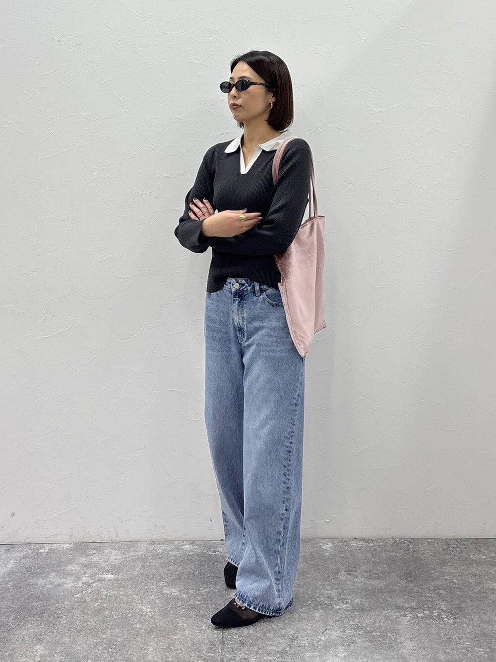 ピンク系のトートバッグ、グレー系のニット/セーター、ゴールド系のピアス（両耳用）を着用したレディースの冬コーディネートの4枚目の写真