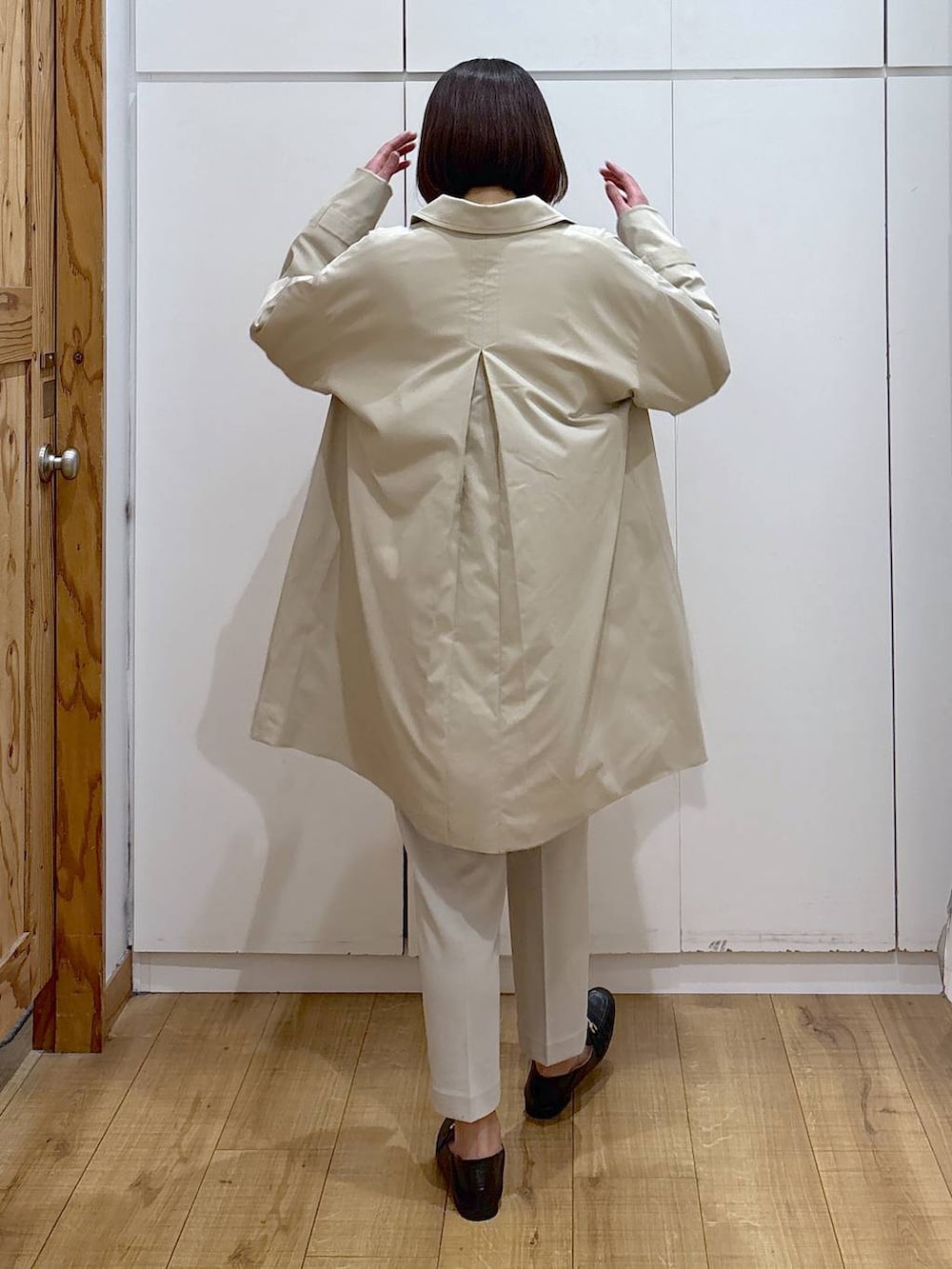 ブラック系のローファー、ブルー系のシャツ/ブラウス、レッド系のニット/セーターを着用したレディースの冬コーディネートの7枚目の写真