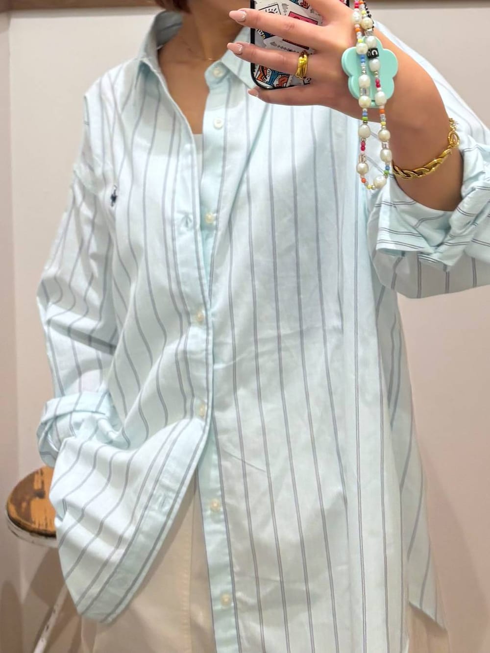 ブラック系のローファー、ブルー系のシャツ/ブラウス、ベージュ系のその他パンツを着用したレディースの春コーディネートの5枚目の写真