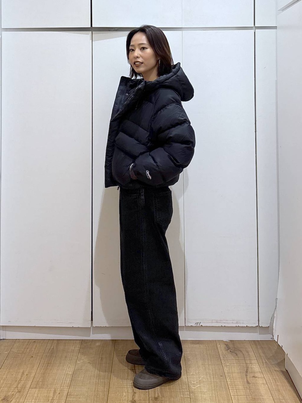 ブラック系のデニムパンツ、グリーン系のその他シューズ、ホワイト系のTシャツ/カットソーを着用したレディースの秋コーディネートの3枚目の写真