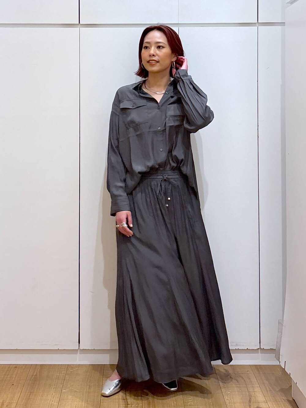 シルバー系のパンプス、ブラック系のシャツ/ブラウス、ブラック系のその他パンツを着用したレディースの春コーディネートの2枚目の写真