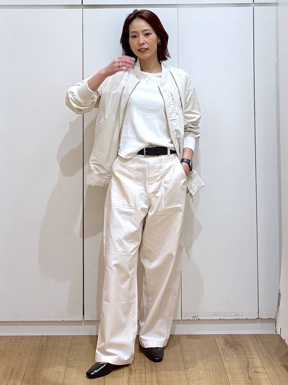 ブラック系のパンプス、ベージュ系のブルゾン、ベージュ系のその他パンツを着用したレディースの春コーディネートの3枚目の写真