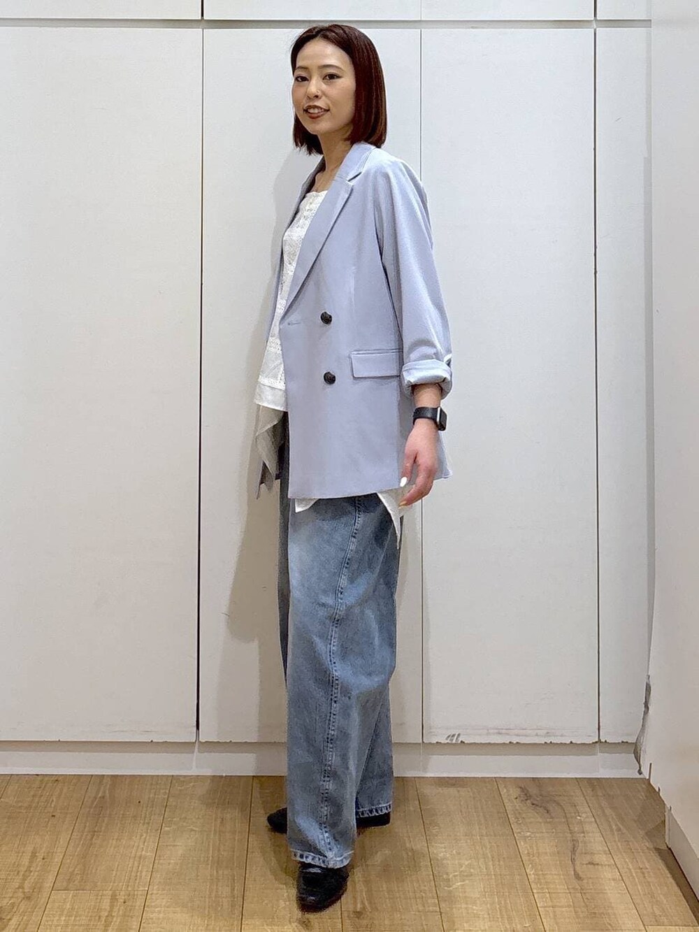 ブラック系のローファー、ブルー系のテーラードジャケット、ブルー系のデニムパンツを着用したレディースの春コーディネートの5枚目の写真