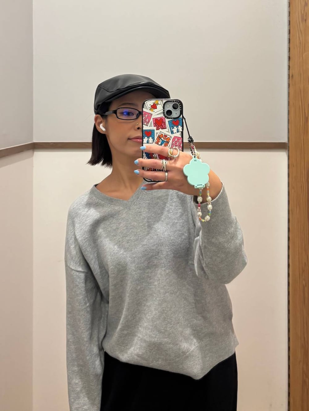 グレー系のニット/セーター、ブラック系のその他パンツを着用したレディースの冬コーディネートの3枚目の写真