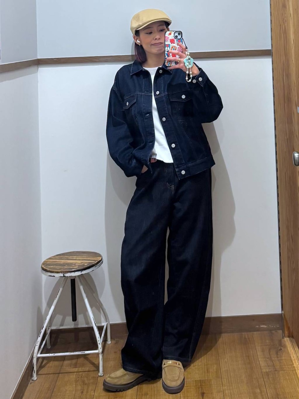 ベージュ系のローファー、ブルー系のデニムパンツ、ブルー系のデニムジャケットを着用したレディースの春コーディネートの4枚目の写真