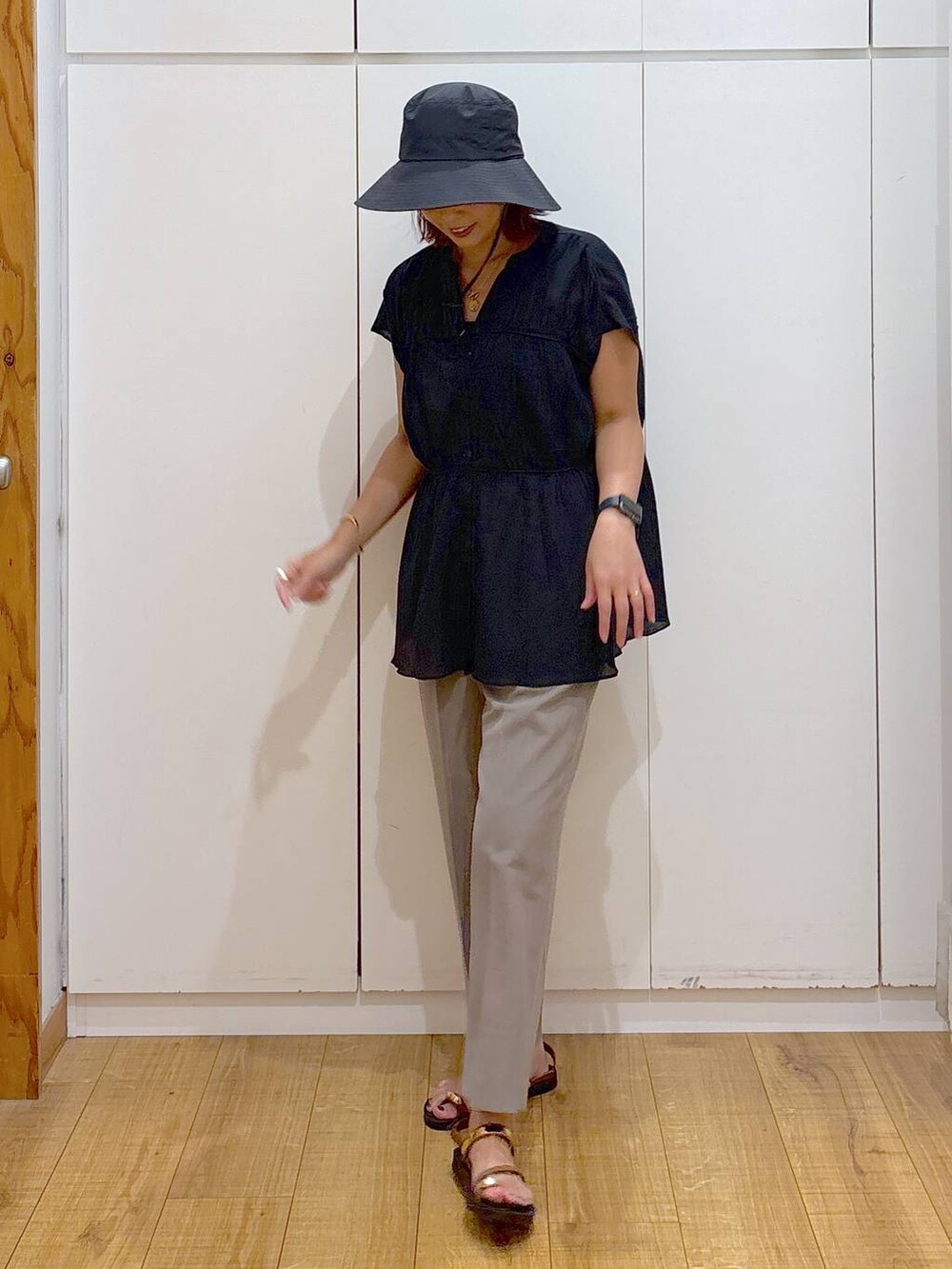 「高見え、体型カバー、高身長、ママコーデ、骨格ストレート、GLOBAL WORK、着痩せ・細見え」｜「GLOBAL WORKのウツクシルエットDRYテーパードパンツ/289056（その他パンツ、ブラウン系）」を使った、ココさん（レディース・165cm）の夏コーディネートの3枚目の写真