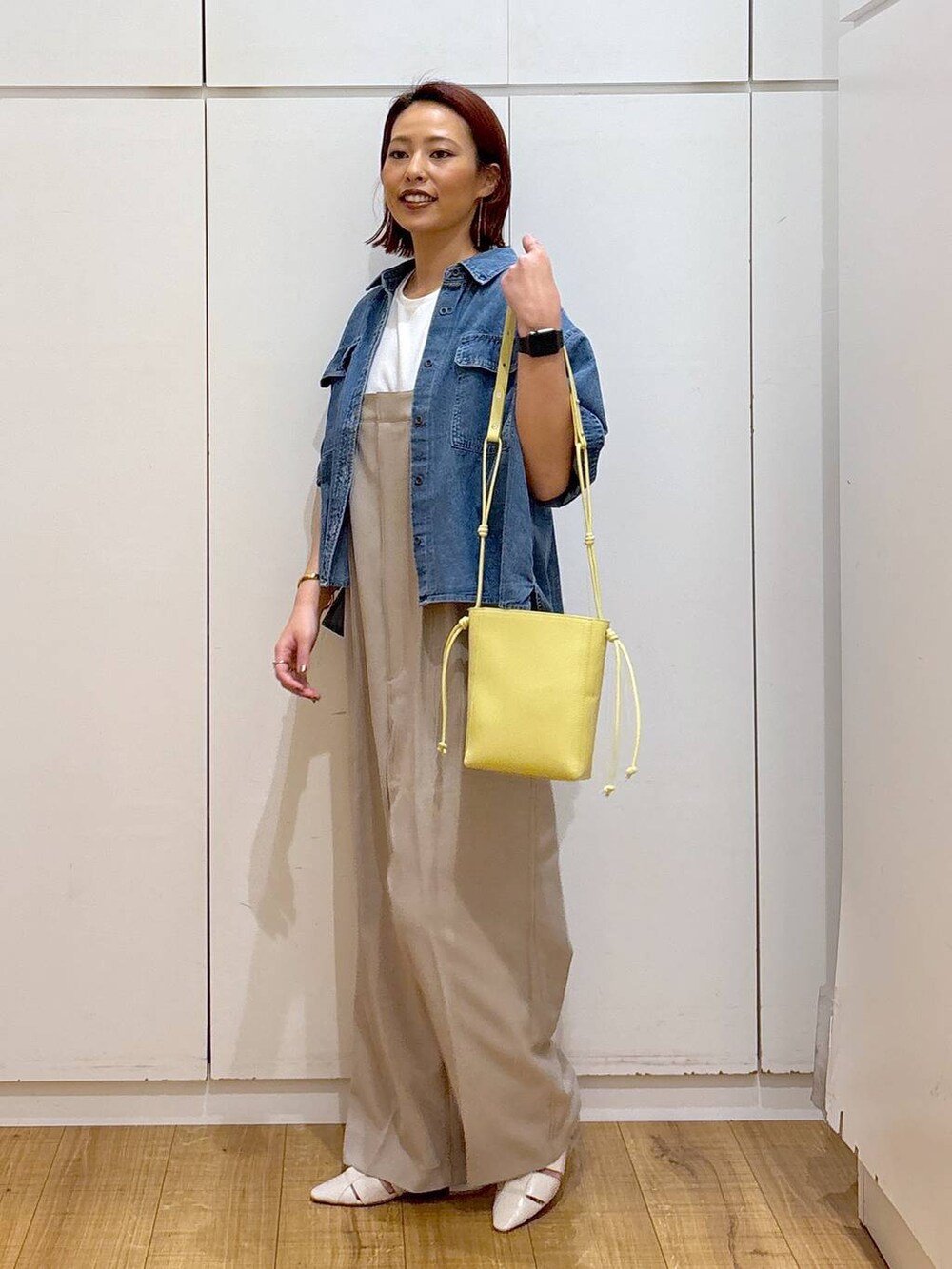 「体型カバー、高見え、高身長、ママコーデ、骨格ストレート、GLOBAL WORK、着痩せ・細見え」|「GLOBAL WORKのGOODデニムシャツ半袖/288639(シャツ/ブラウス、ブルー系)」を使った、ココさん(レディース・165cm)の春コーディネートの3枚目の写真