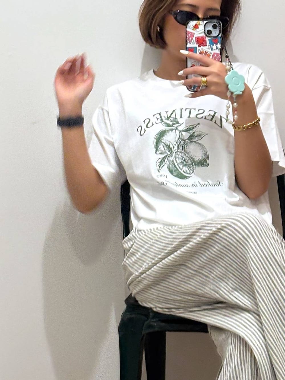 ホワイト系のTシャツ/カットソー、ホワイト系のその他パンツ、ブラック系のサンダルを着用したレディースの夏コーディネートの8枚目の写真