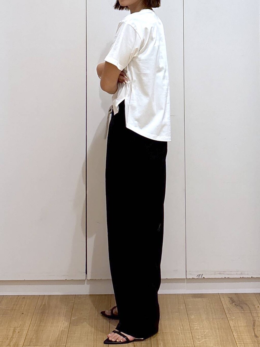 ホワイト系のTシャツ/カットソー、グリーン系のその他パンツ、ブラック系のサンダルを着用したレディースの夏コーディネートの3枚目の写真